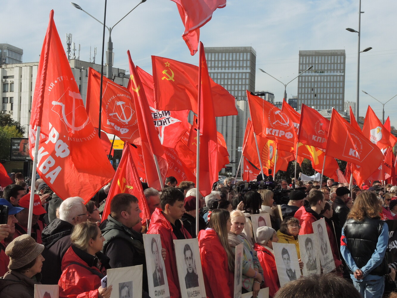 Собравшиеся люди у памятника