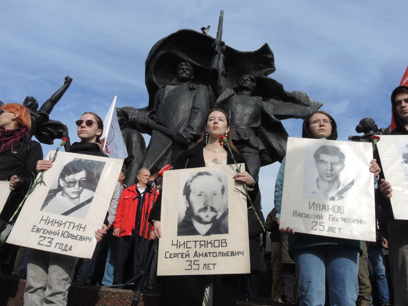 Цветы у основания мемориала