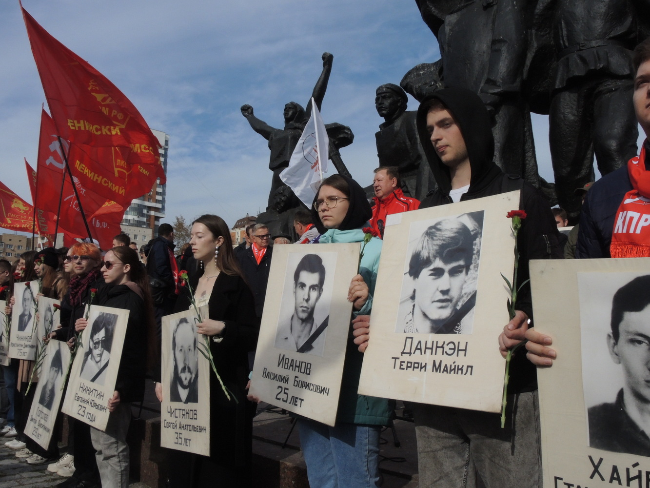 Горящие свечи памяти