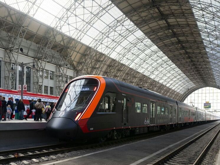 Черный электропоезд с красными надписями «МЦД» и цифрой «100» стал символом развития системы МЦД