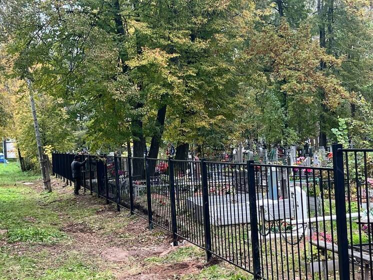 Рабочие установили новое ограждение на Симоновском кладбище