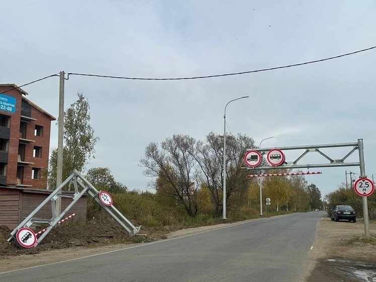 На въезде в Ярославль рухнул ограничитель для фур