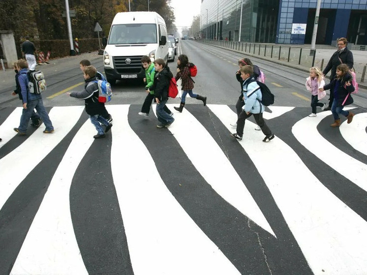 Водителям напомнили правила проезда пешеходных переходов: когда можно продолжить движение