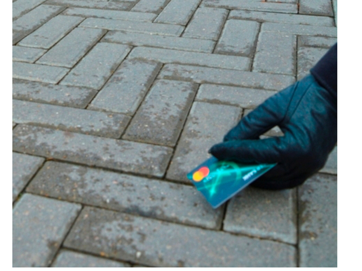 В Смоленске полицейские задержали подозреваемого в краже денежных средств с банковской карты