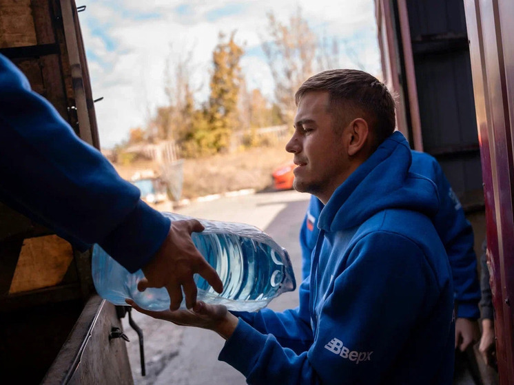 Волонтеры привезли посудомоечную машину и питьевую воду в онкоцентр Донецка