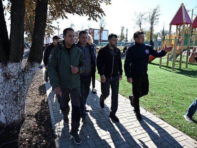 Глава ДНР в сопровождении российских журналистов и блогеров посетил восстановленную Волноваху