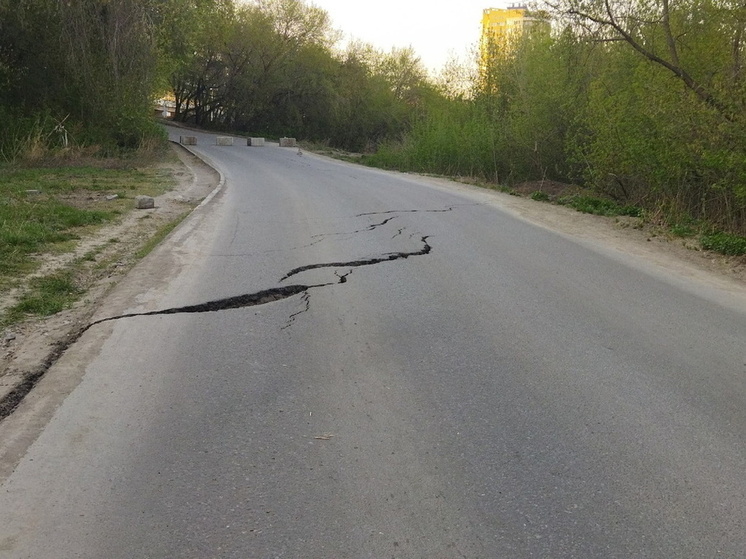 В Старом Кировске обвалился асфальт: движение ограничено
