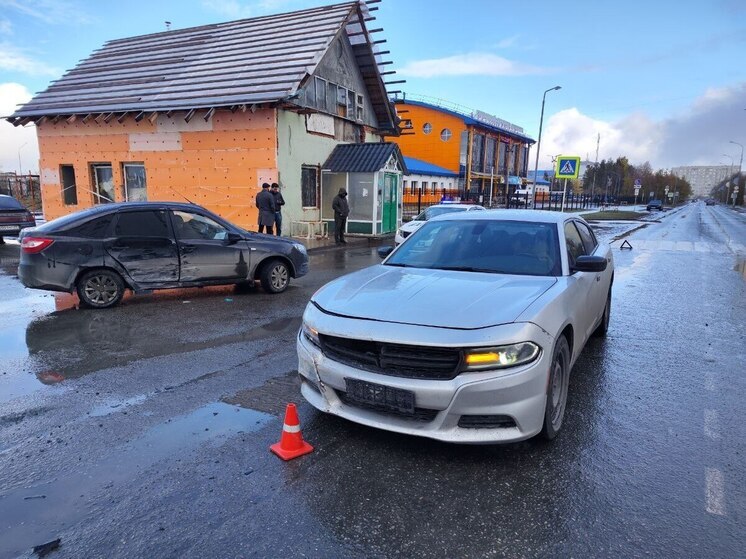 Пассажир легковушки и пешеход пострадали в Надыме в 2 ДТП