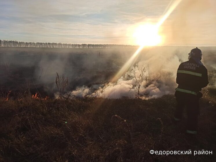 В Федоровском районе Башкирии загорелась сухая трава