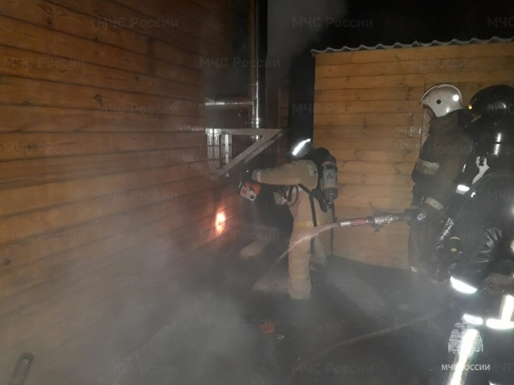 В Екатеринбурге из-за пожара в бане на Проезжей эвакуировались 18 человек