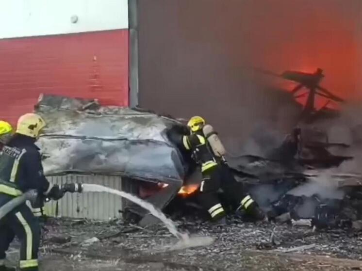 Площадь пожара на складе в Москве достигла 700 кв. метров