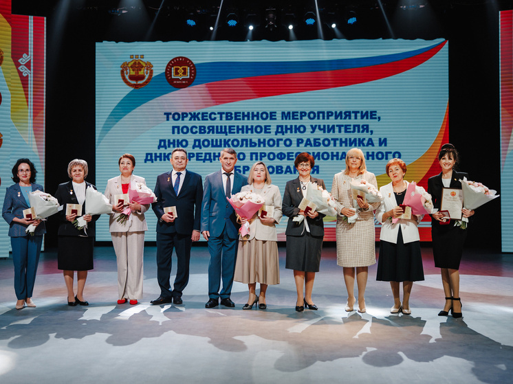 Олег Николаев поздравляет учителей с профессиональным праздником