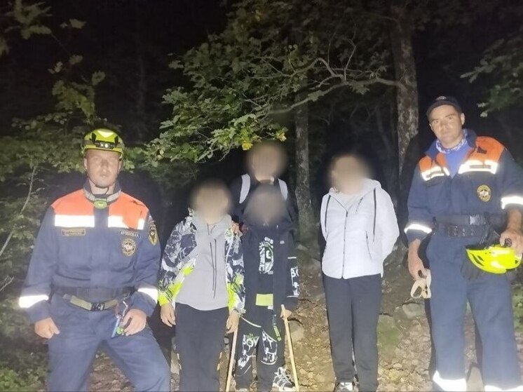 В горах Крыма спасли заблудившихся туристов с детьми