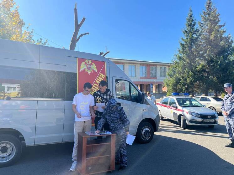 Мобильный пункт Росгвардии «Защитник будущего» познакомил земетчинских школьников со службой в ведомстве