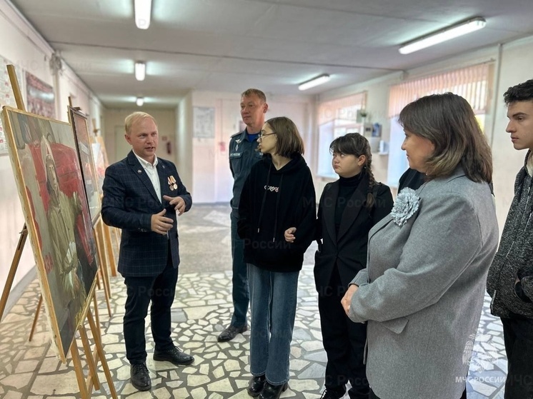 В Каменском техникуме открылась передвижная выставка картин о работе спасателей