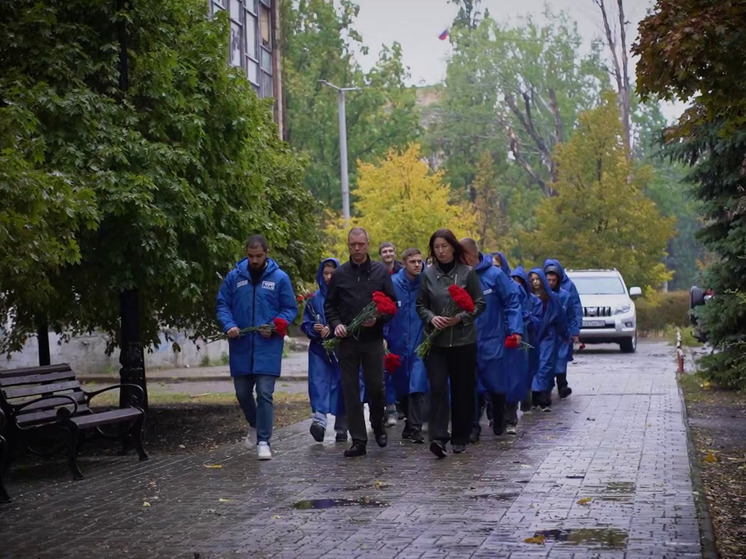 Молодежь ДНР почтила память погибших преподавателей в День учителя