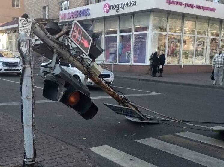 В Курске упал светофор на улице Садовой