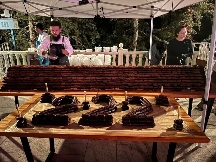 Ко Дню рождения Кисловодска приготовили 222-килограммовое пирожное «картошка»