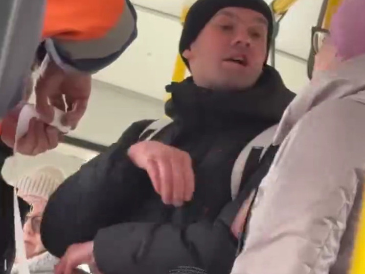 В новосибирском троллейбусе пьяный пассажир устроил драку из-за чека