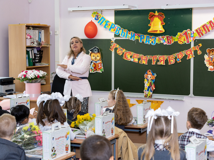 Учителя российских школ сообщили, что лучший подарок для них -внимание учеников