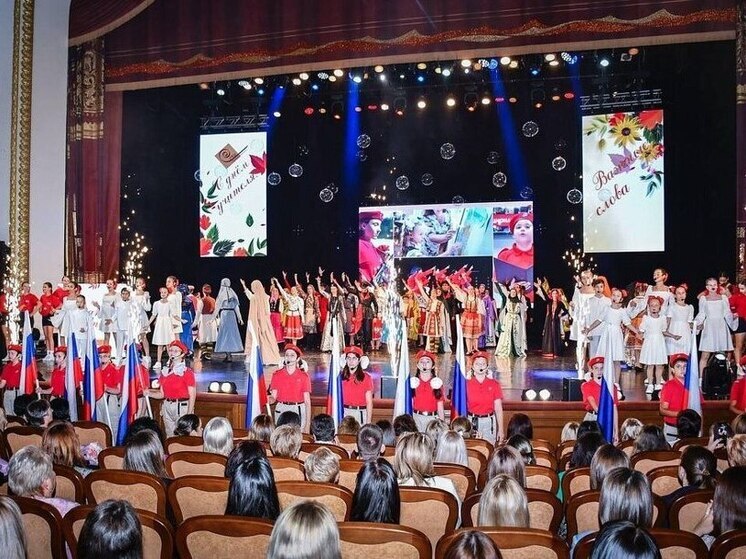 В Сочи в честь Дня учителя наградили более 150 педагогов