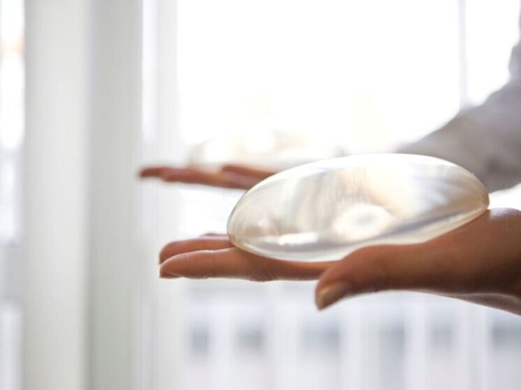 Ким Чен Ын выступил против силиконовых бюстов, назвав их гнилыми имплантантами