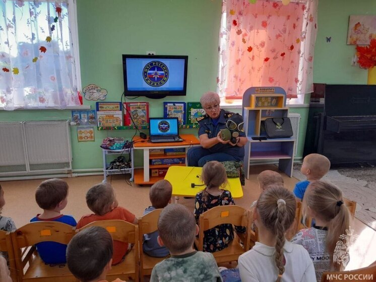 Калининградские спасатели провели в детсадах и школах региона уроки безопасности