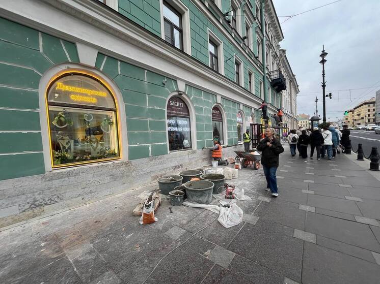 Петербуржцам пустили пыль в глаза при ремонте фасадов на Невском проспекте