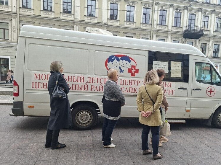 Петербуржцам напомнили о возможности вакцинироваться в мобильном пункте