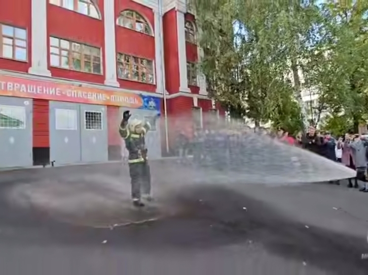 В Курске пожарные полили коллегу из брандспойта