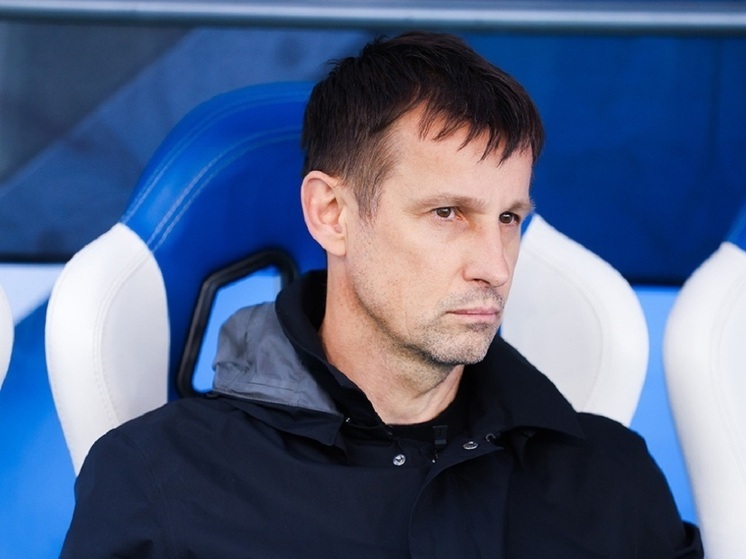 В 11-м туре РПЛ «Зенит» сыграл вничью с «Акроном» (1:1). Педро открыл счёт, но Дуглас Сантос срезал мяч в свои ворота. Главный тренер Сергей Семак раскритиковал снижение интенсивности после гола, ошибку в обороне и нехватку точности в атаке. Он назвал неудачной игру Мантуана, объяснил его замену и выразил недоумение по поводу спорного эпизода с возможным пенальти, подчеркнув неоднозначность трактовок правил.

