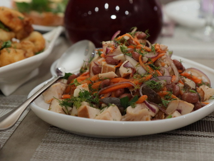 Туристы заявили о разочаровании после обеда в местной столовой в Пицунде