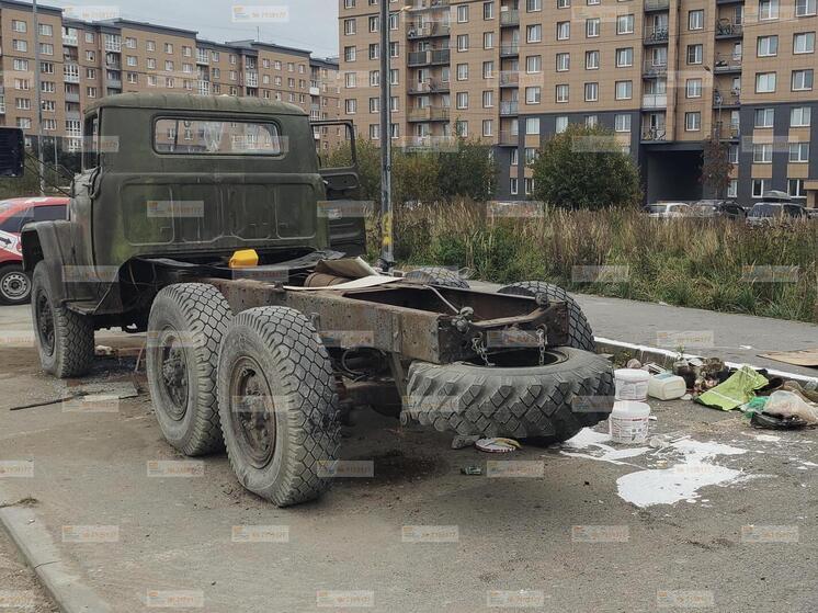 В Шушарах брошенный грузовик стал площадкой для подростковой вакханалии
