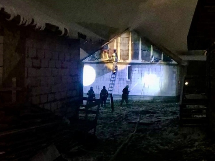 В Горно-Алтайске из горящего дома спасли двух человек и вытащили газовый баллон