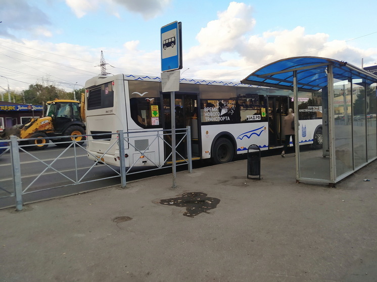 В Саратове доступ к остановке перекрыли ограждением
