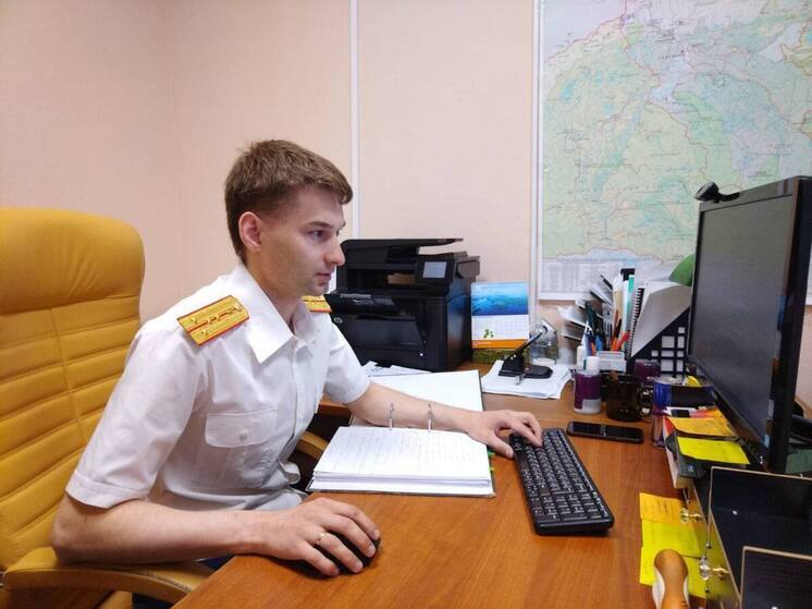 В Белоярске пьяный водитель протащил по дороге на авто участкового