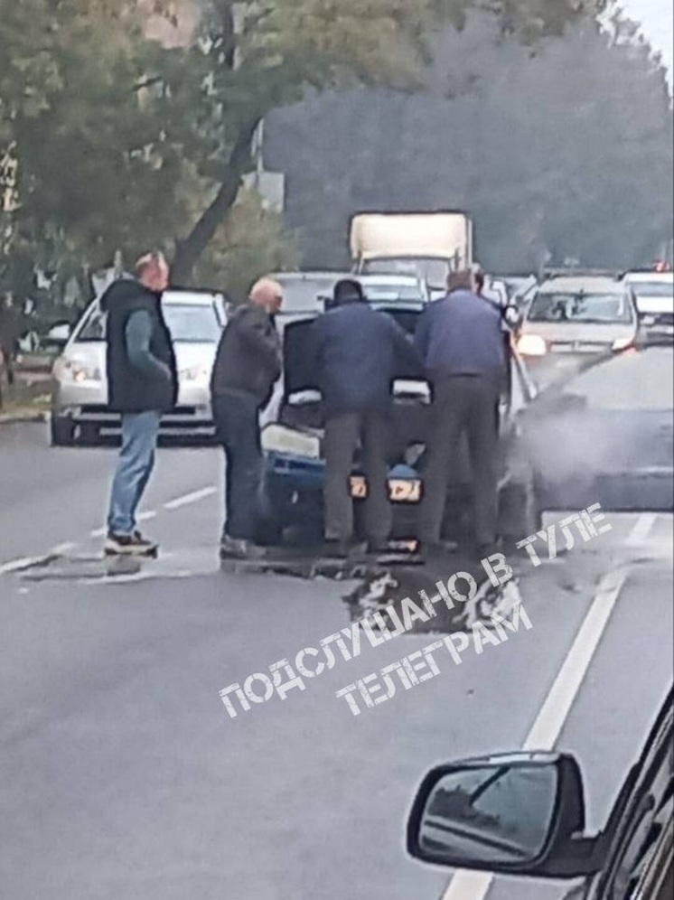 В Туле рядом с вокзалом водители потушили горящий автомобиль