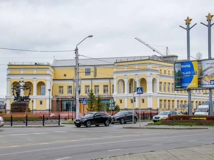 Реконструкция здания государственного художественного музея Алтайского края ведется с 2012 года, и когда завершится — неизвестно до сих пор. Первый подрядчик обанкротился, а у второго возникли проблемы с проектом. Как рассказал глава региона Виктор Томенко в интервью с «Вести Алтай», новую документацию разработают в начале 2026 года.