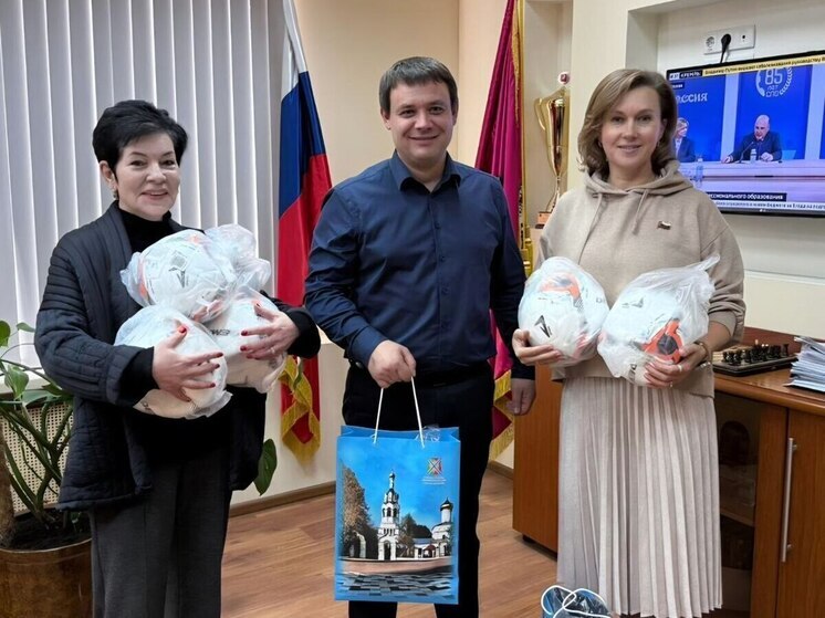 Благотворители из Москвы передали в Запорожскую область стройматериалы и спортинвентарь