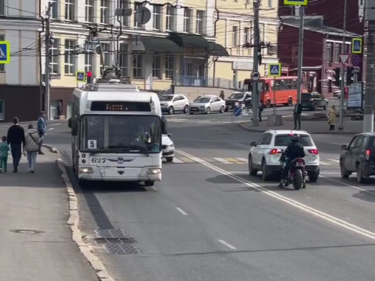 В Кирове троллейбус No 5 уступает дорогу автобусу No 51