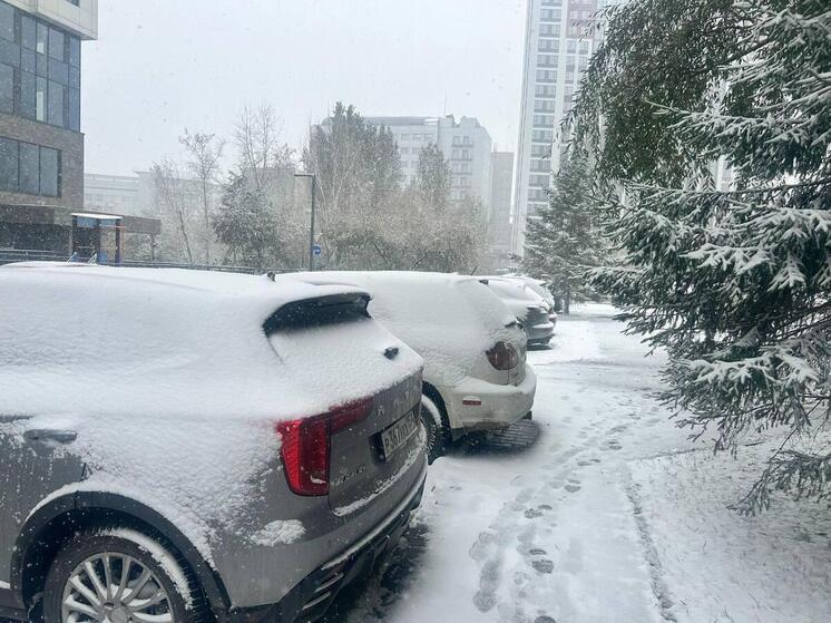 На Новосибирск днём 6 октября обрушилась метель