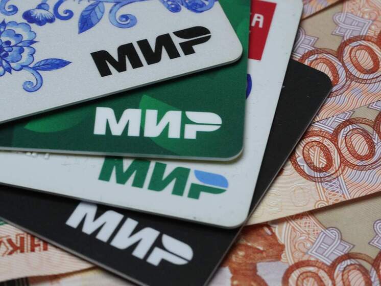 Опрос показал, что большинство молодых людей пользуются 2-3 банковскими картами