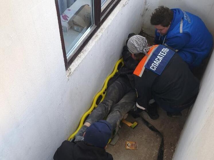 Спасатели эвакуировали упавшую в подвал женщину в Рязани