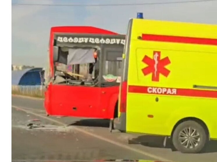 Женщина пострадала при столкновении автобуса и «КамАЗа» в Казани