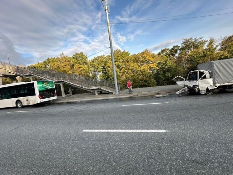 Столкновение микроавтобуса с автобусом во Владивостоке: водитель госпитализирован
