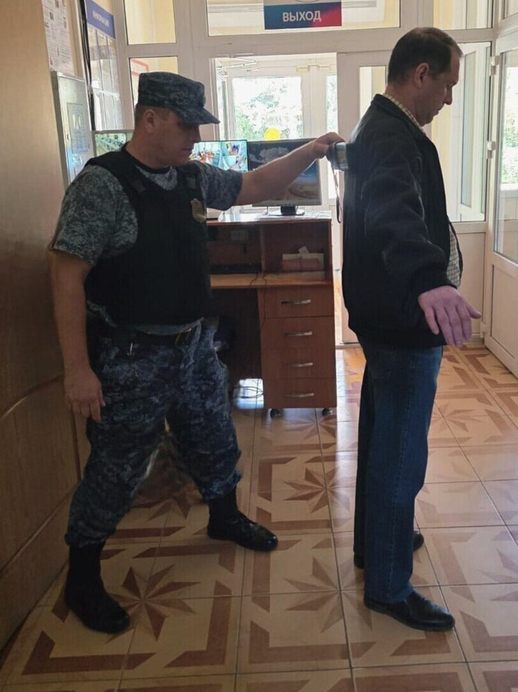 Шашлык отменяется: астраханский пристав пресек попытку проноса шампура в здание суда