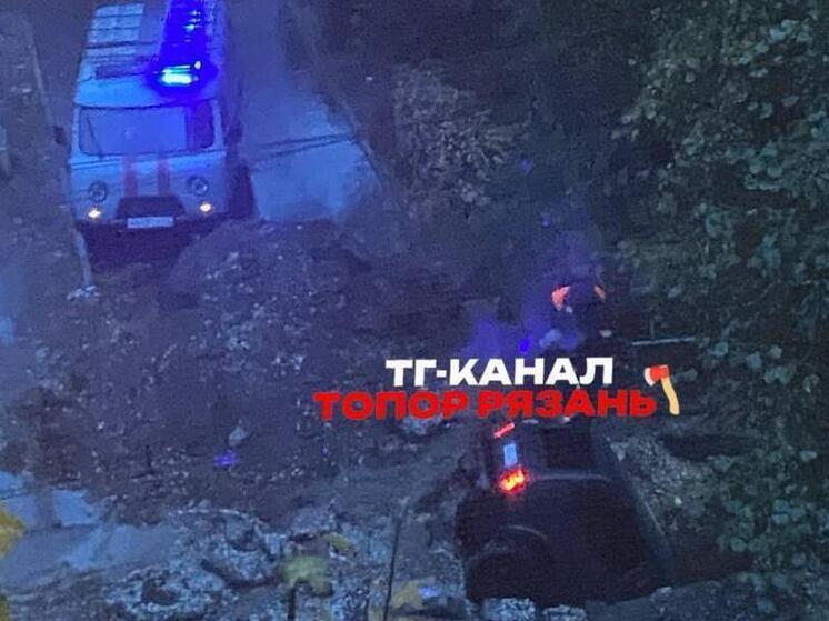 В Рязани «Нива» провалилась в яму во дворе