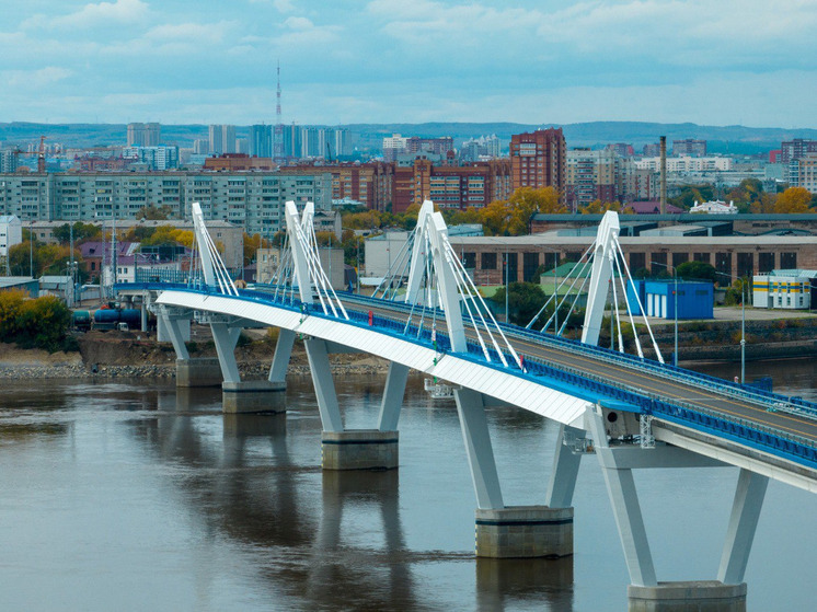 В Приамурье большегруз просыпал щебень на новый Зейский мост