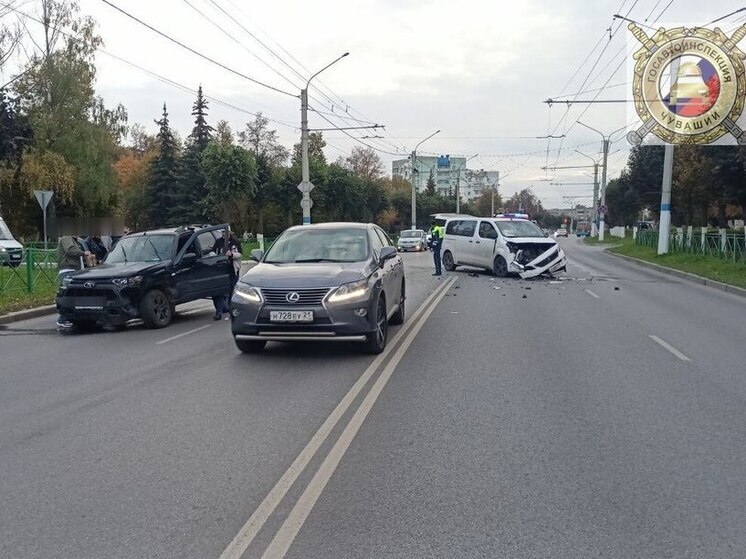 В Новочебоксарске при столкновении двух автомобилей пострадали три человека