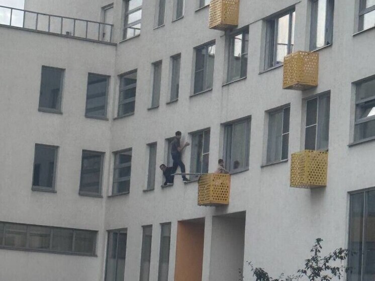 Герой с нашего двора: житель Подмосковья спас ребенка, выпавшего из окна